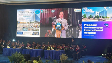 Effendi Simbolon Gelontor Rp2,7 Miliar dan Umumkan Nommensen International Hospital di Wisuda UNHKBP 2026