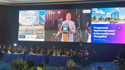 Effendi Simbolon Gelontor Rp2,7 Miliar dan Umumkan Nommensen International Hospital di Wisuda UNHKBP 2026