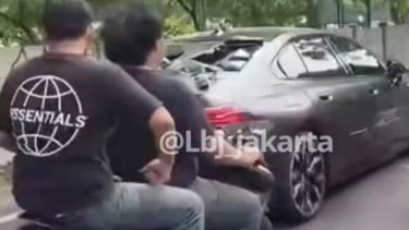 Viral! Mobil BMW Ringsek Diduga Diamuk Massa Usai Tabrak Lari di Jakbar, Satu Orang Alami Luka Ringan