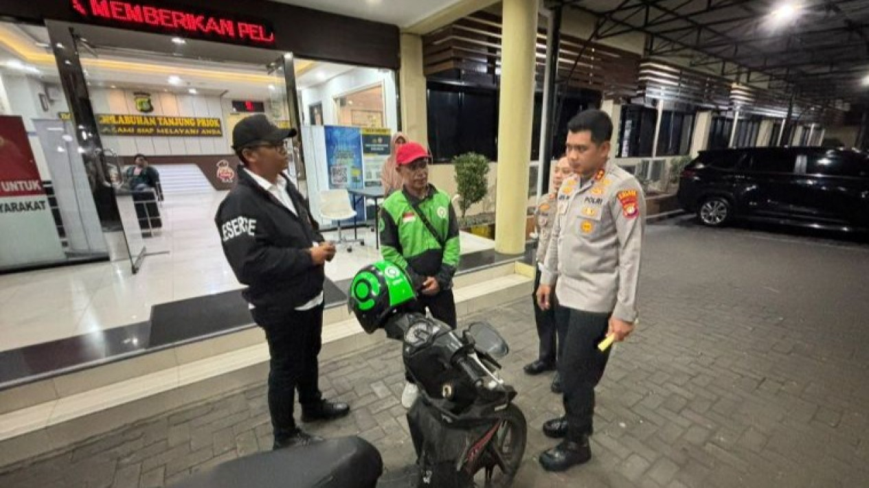 Tergiur Tawaran Uang dan Ponsel dari Pelaku, Pengemudi Ojol Kehilangan Motor
            - galeri foto