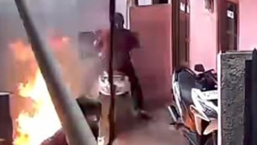 Detik-Detik Pemotor Diduga Dilempar Molotov saat Melintas di Koja Jakarta Utara, Pelaku Ada Empat Orang