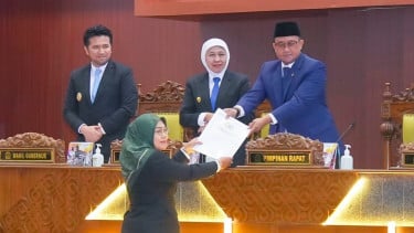 Gubernur Khofifah Sampaikan Nota Keuangan Raperda Pertanggungjawaban APBD Jatim 2025