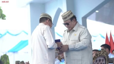Prabowo Terima Penghargaan Lencana Emas Adhi Bhakti Tani Nelayan Maha Utama