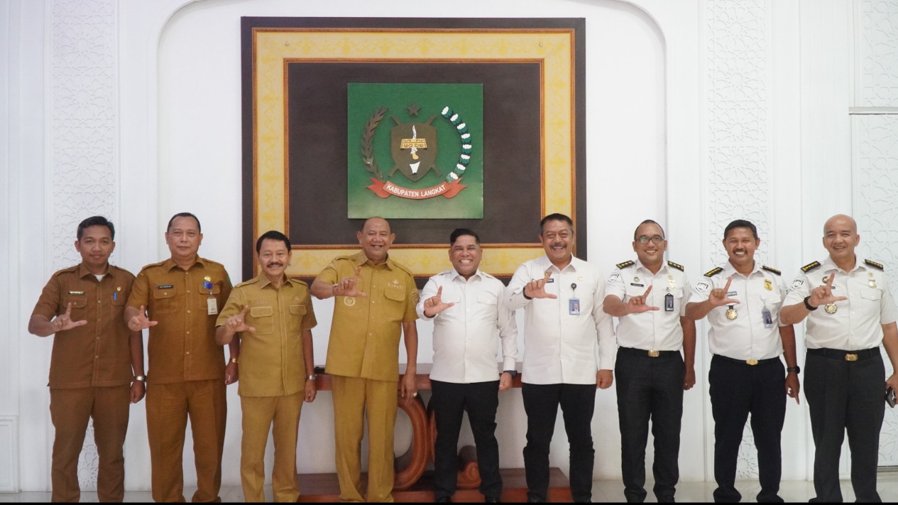 Duduk Bersama Bupati Langkat, Kakanwil Ditjen Imigrasi Sumut Bahas Pengembangan Layanan Keimigrasian
            - galeri foto