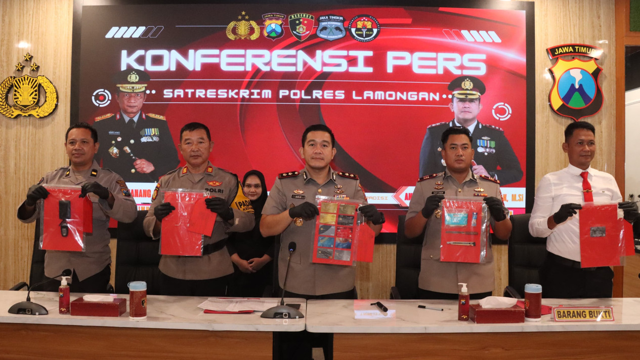 Komplotan Ganjal ATM Lintas Provinsi asal Lampung Ditangkap Polres Lamongan
            - galeri foto