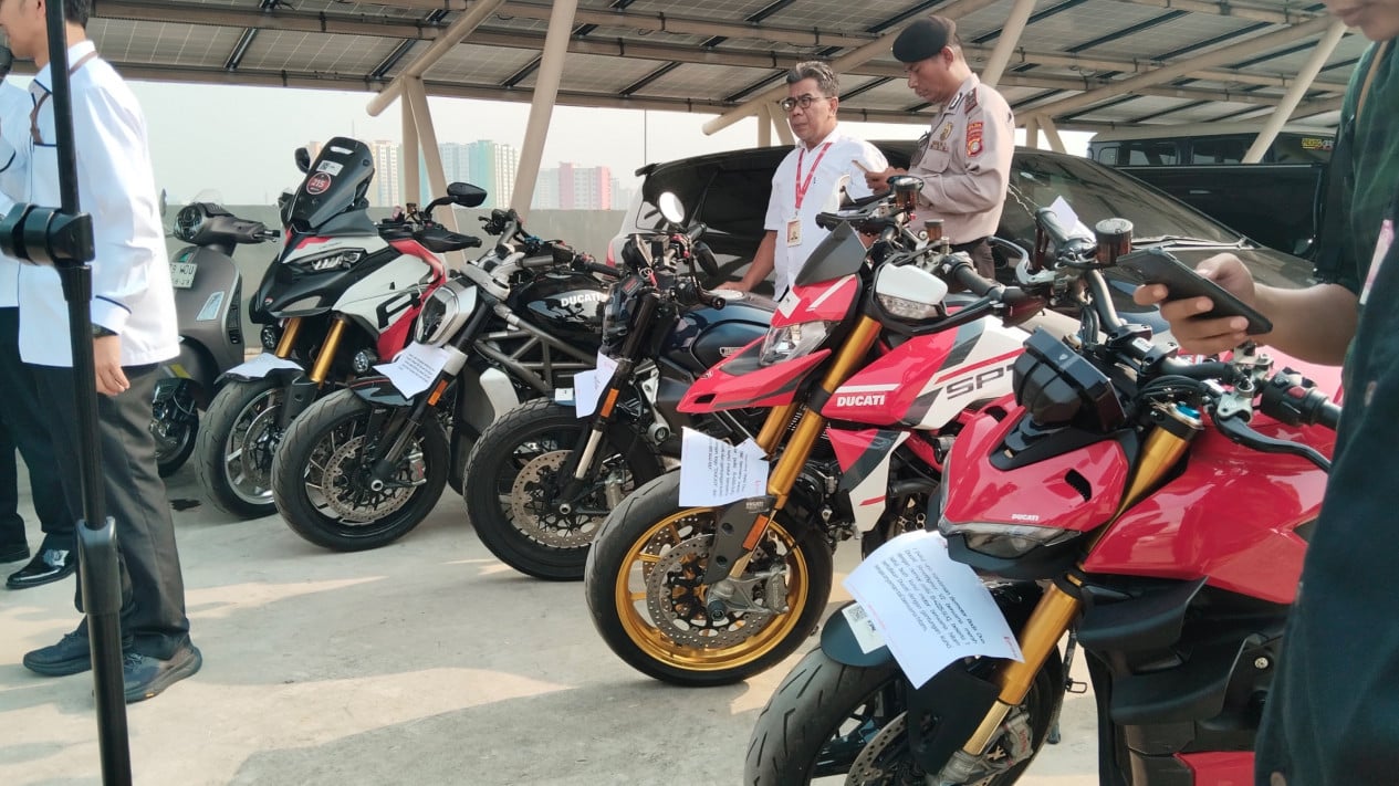 KPK Lelang Kendaraan Milik Noel dan 10 Terpidana Kasus Sertifikasi K3 di Kemnaker
            - galeri foto