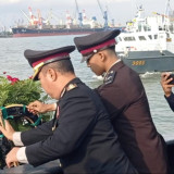 Kenang Pahlawan yang Gugur Bertugas, Ditpolairud Jatim Gelar Tabur Bunga di Laut Jawa