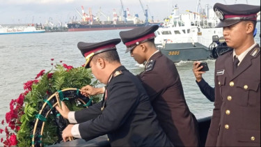 Kenang Pahlawan yang Gugur Bertugas, Ditpolairud Jatim Gelar Tabur Bunga di Laut Jawa