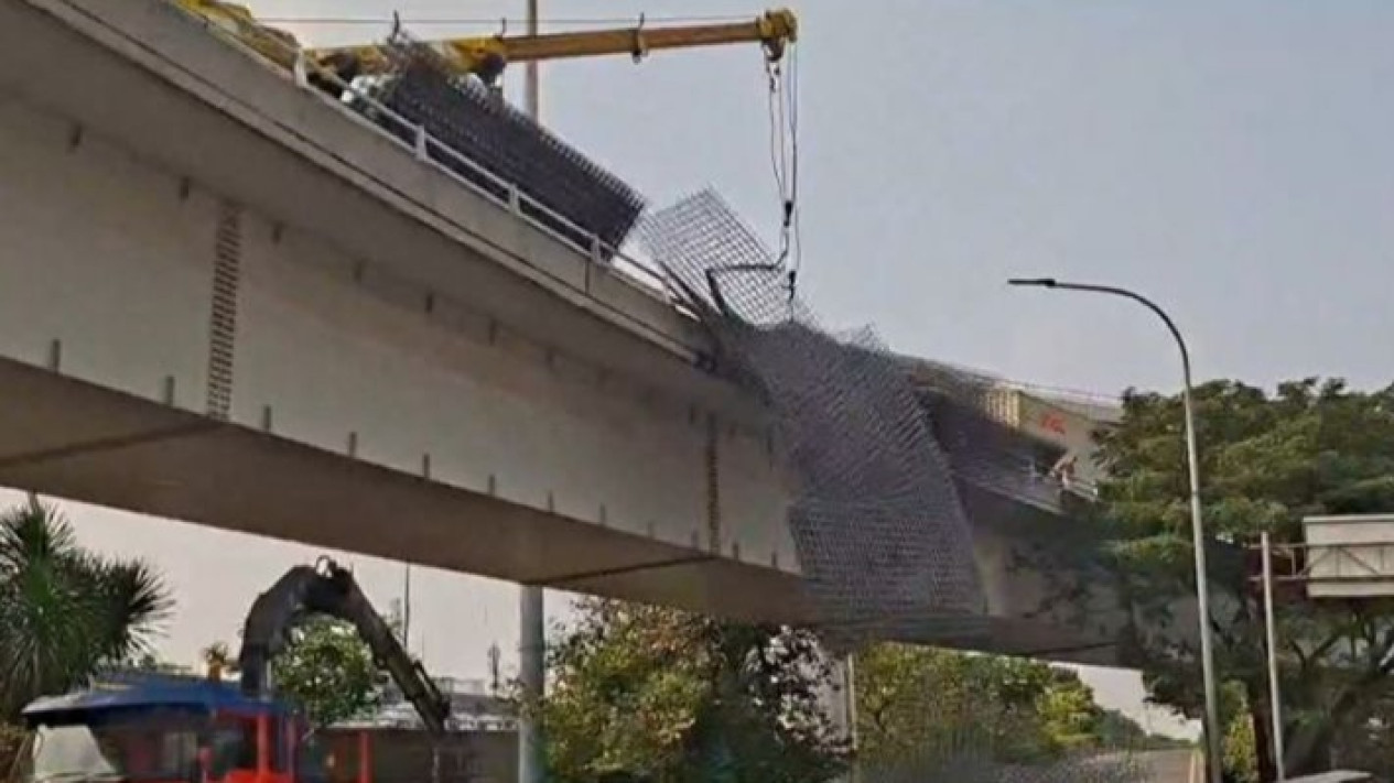 Kronologi Truk Muatan Besi Terguling di Flyover Tomang, Pengemudi Alami Luka Ringan
            - galeri foto