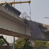 Kronologi Truk Muatan Besi Terguling di Flyover Tomang, Pengemudi Alami Luka Ringan