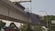 Kronologi Truk Muatan Besi Terguling di Flyover Tomang, Pengemudi Alami Luka Ringan