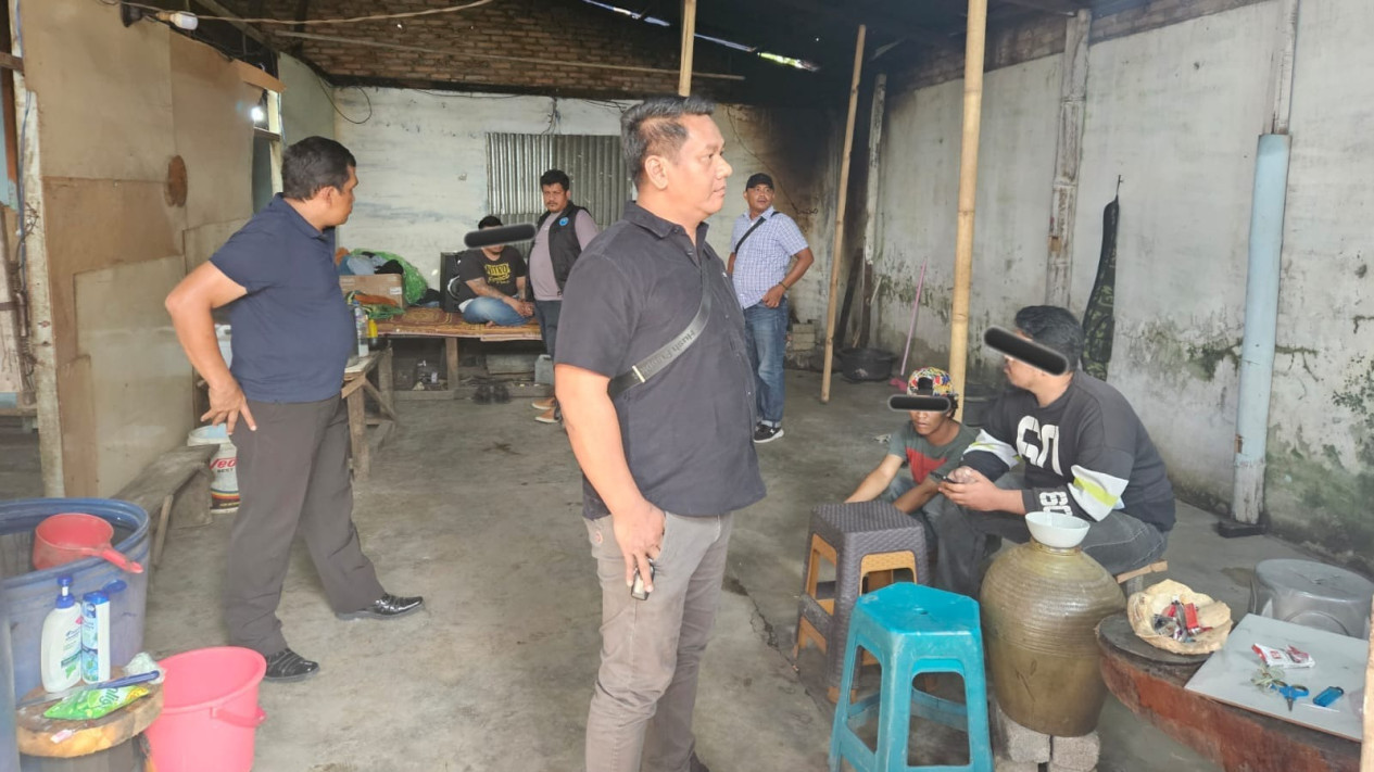 Sarang Sabu Digerebek di Simpang Zentrum Kabanjahe, Polisi dan BNNK Amankan Terduga Pengedar serta Pengguna Narkoba
            - galeri foto