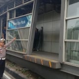 Halte Bus TransJakarta Tebet Eco Park Hancur Usai Ditabrak Truk, Polisi: Pengemudi Kabur