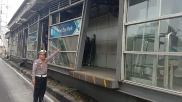 Halte Bus TransJakarta Tebet Eco Park Hancur Usai Ditabrak Truk, Polisi: Pengemudi Kabur
