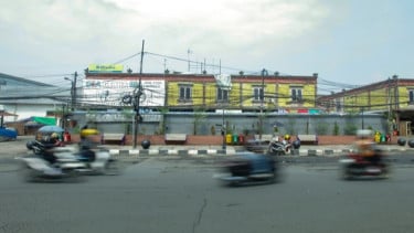 Lensa Berbicara: Trotoar Pasar Pondok Gede Ditata, Kabel Utilitas Semrawut Masih Jadi Sorotan
