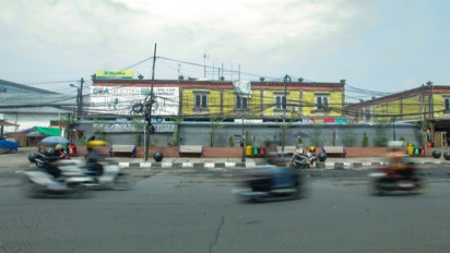 Lensa Berbicara: Trotoar Pasar Pondok Gede Ditata, Kabel Utilitas Semrawut Masih Jadi Sorotan