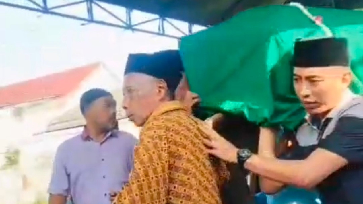 Isak Tangis Iringi Pemakaman ASN Bangkalan, Keluarga Bantah Rumor Korban Hamil
            - galeri foto