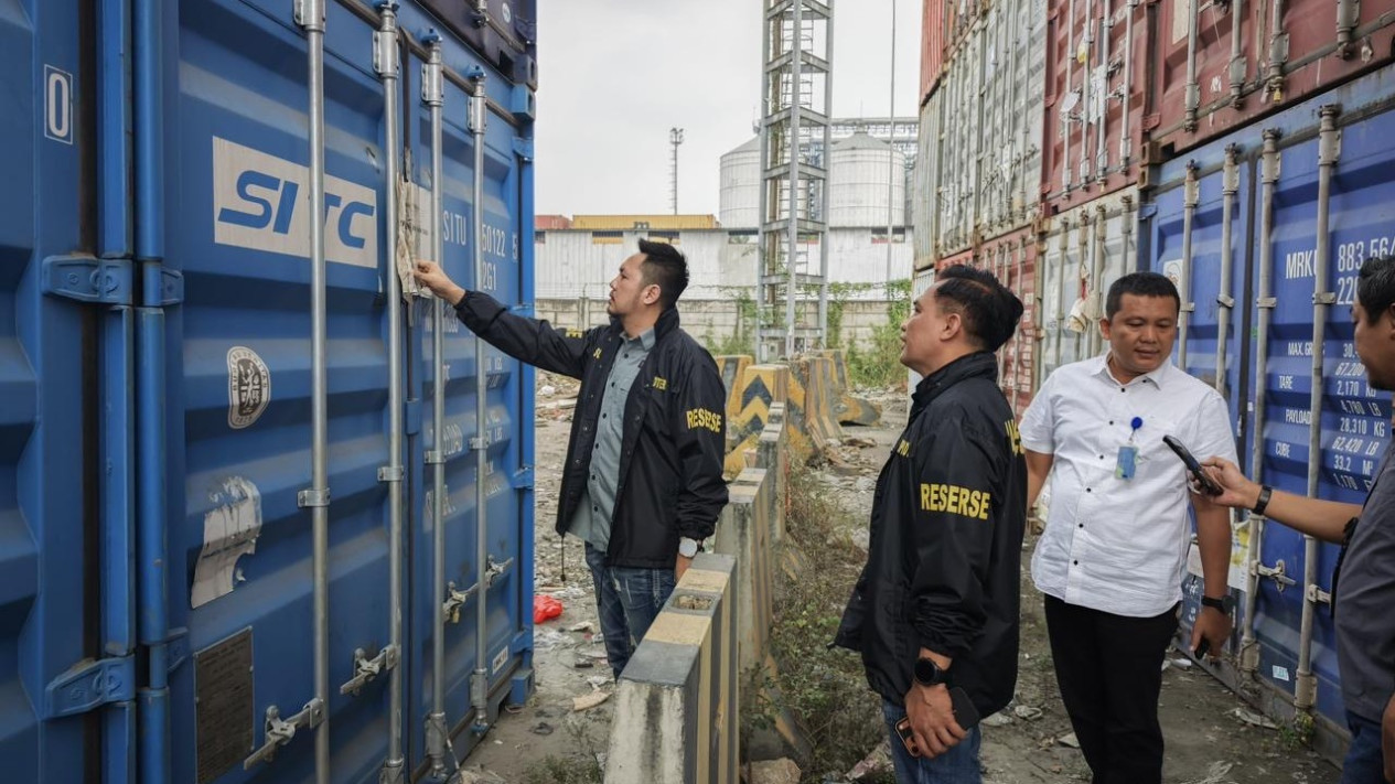 Bareskrim Polri Bongkar Kontainer Terkait Dugaan Under Invoicing di Pelabuhan Tanjung Priok
            - galeri foto