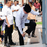Sebelum Blusukan di Lampung, Jokowi Pilih Salat Jumat Dulu