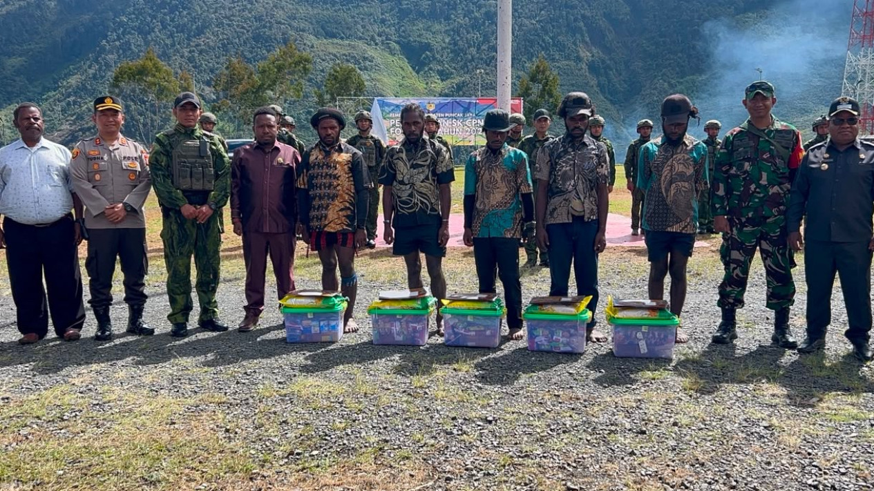 Momen Haru di Puncak Jaya, 5 Anggota OPM Kembali ke Pangkuan NKRI
            - galeri foto