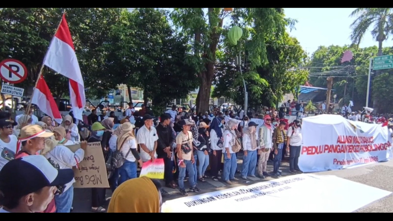 Gaungkan MBG Tetap Berjalan, Ribuan Massa Gelar Aksi Damai di DPRD Kota Probolinggo
            - galeri foto