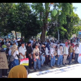 Gaungkan MBG Tetap Berjalan, Ribuan Massa Gelar Aksi Damai di DPRD Kota Probolinggo