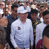 Kunjungi Sentra UMKM Maliosewu, Jokowi Jajan Es Teh dan Sosis Bakar