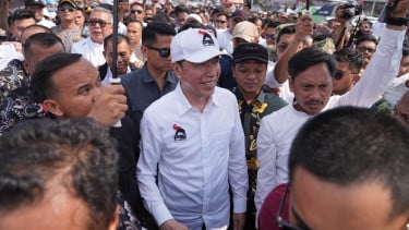 Kunjungi Sentra UMKM Maliosewu, Jokowi Jajan Es Teh dan Sosis Bakar