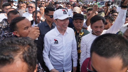 Kunjungi Sentra UMKM Maliosewu, Jokowi Jajan Es Teh dan Sosis Bakar