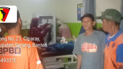Detik-detik Lansia Terseret Ombak di Pantai Anyer, Evakuasi Berlangsung Dramatis!