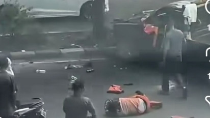 Mobil PPSU Oleng Lalu Tabrak Pohon di Kalideres, Empat Petugas Luka-luka