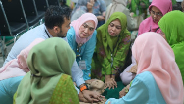 FKUI-RSCM Gandeng YKM NU Bekali Tips dan Cara Tangani Gawat Darurat pada Lansia, Diajari RJP hingga Penggunaan AED
