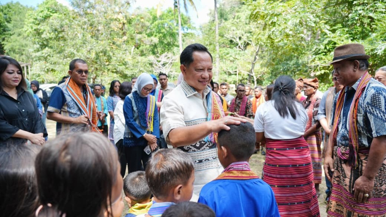 Mendagri Tito Apresiasi Pelestarian Desa Adat Matabesi, Dorong Jadi Warisan Budaya dan Destinasi Wisata
            - galeri foto
