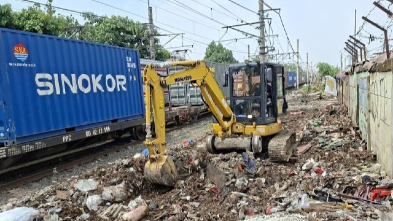KAI Bongkar Puluhan Bangunan Liar di Jalur Pasar Senen, Ratusan Warga Direlokasi
            - galeri foto