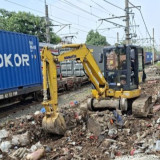 KAI Bongkar Puluhan Bangunan Liar di Jalur Pasar Senen, Ratusan Warga Direlokasi