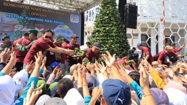 Festival Tumpeng Nasi Krawu Gresik Pecahkan Rekor MURI dengan 3.000 Bungkus