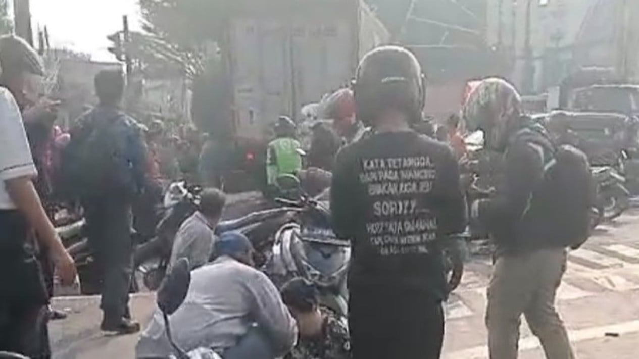 Truk Alami Rem Blong hingga Tabrak Belasan Motor di Unisma Bekasi, Pengemudi Diamankan
            - galeri foto