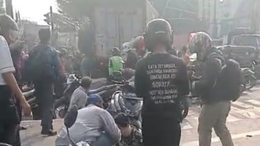 Truk Alami Rem Blong hingga Tabrak Belasan Motor di Unisma Bekasi, Pengemudi Diamankan