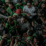 Lensa Berbicara: Potret Dukungan untuk Nadiem Makarim di Sidang Putusan, Driver Ojol Setia Menunggu