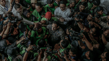 Lensa Berbicara: Potret Dukungan untuk Nadiem Makarim di Sidang Putusan, Driver Ojol Setia Menunggu