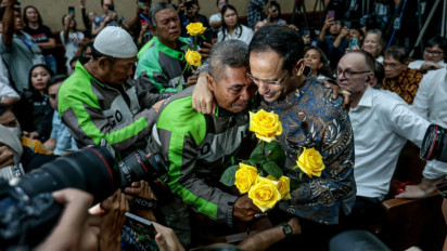 Lensa Berbicara: Usai Divonis 10 Tahun Penjara, Nadiem Makarim Temui Pendukung di Luar Ruang Sidang