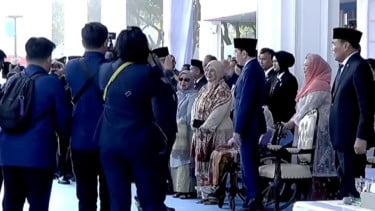 Momen Hangat Prabowo Beri Salam Hormat ke Jokowi di HUT ke-80 Bhayangkara