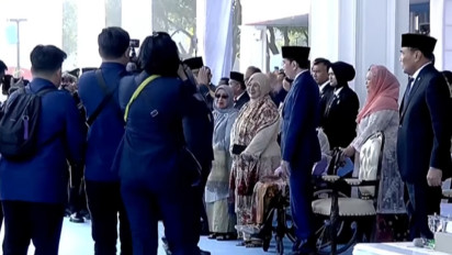 Momen Hangat Prabowo Beri Salam Hormat ke Jokowi di HUT ke-80 Bhayangkara