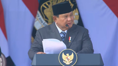 Kapolri Beri Penganugerahan Medali Loka Praja Samrakshana ke Presiden Prabowo