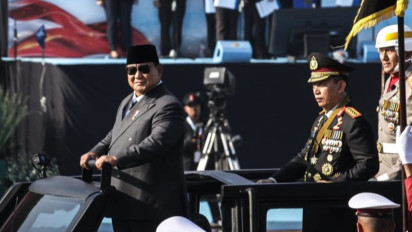 Presiden Prabowo Subianto Bersama Kapolri Cek Pasukan Defile saat Upacara HUT ke-80 Bhayangkara