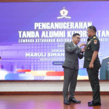 Perkuat Ketahanan Nasional, Kasad Dianugerahi Tanda Alumni Kehormatan Lemhannas RI