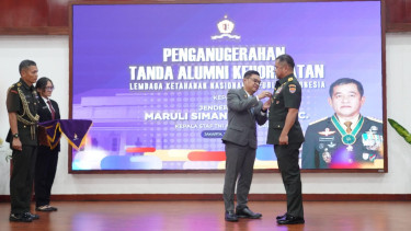 Perkuat Ketahanan Nasional, Kasad Dianugerahi Tanda Alumni Kehormatan Lemhannas RI
