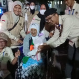 Jemaah Haji Tertua Se-Indonesia Tiba di Debarkasi Surabaya, langsung Dikunjungi Menteri Haji dan Umroh