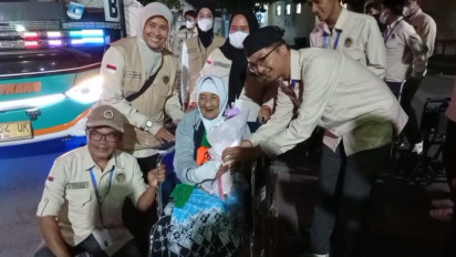 Jemaah Haji Tertua Se-Indonesia Tiba di Debarkasi Surabaya, langsung Dikunjungi Menteri Haji dan Umroh