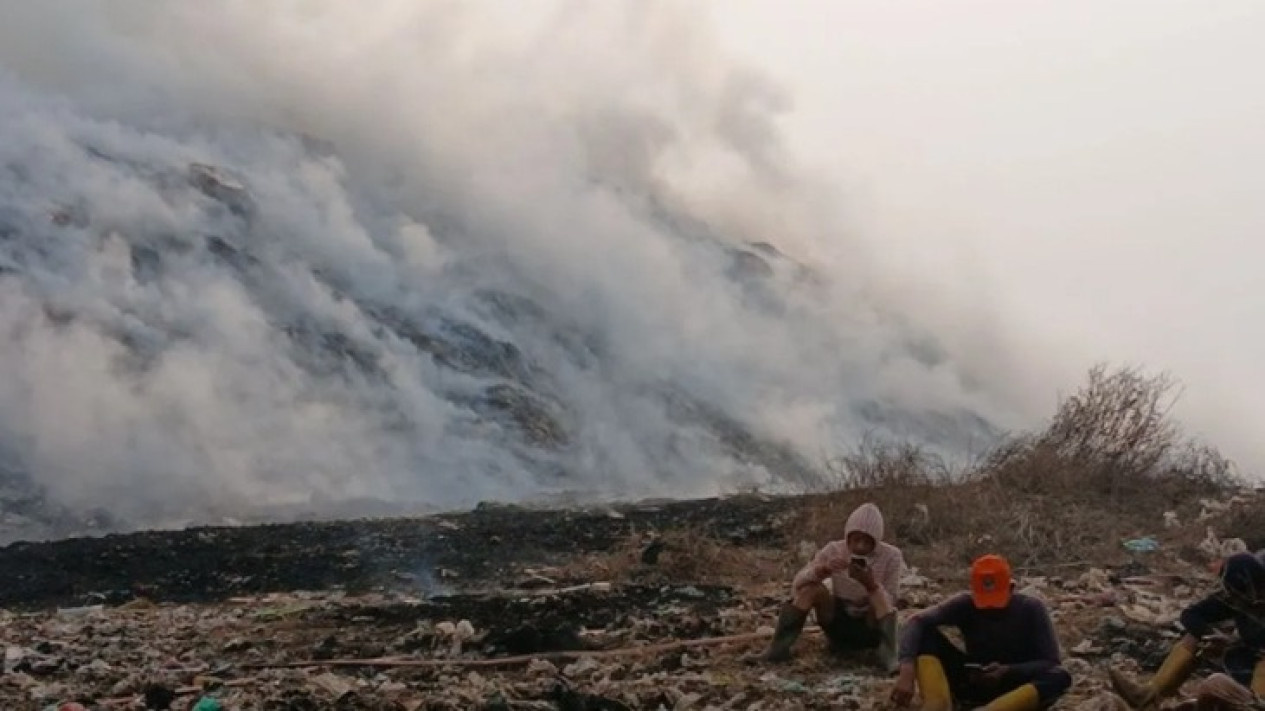 TPA Jatiwaringin Kebakaran, Tangerang Tetapkan Status Tanggap Darurat
            - galeri foto